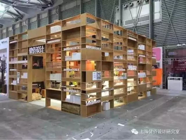 健侨设计在展会上接受直播采访